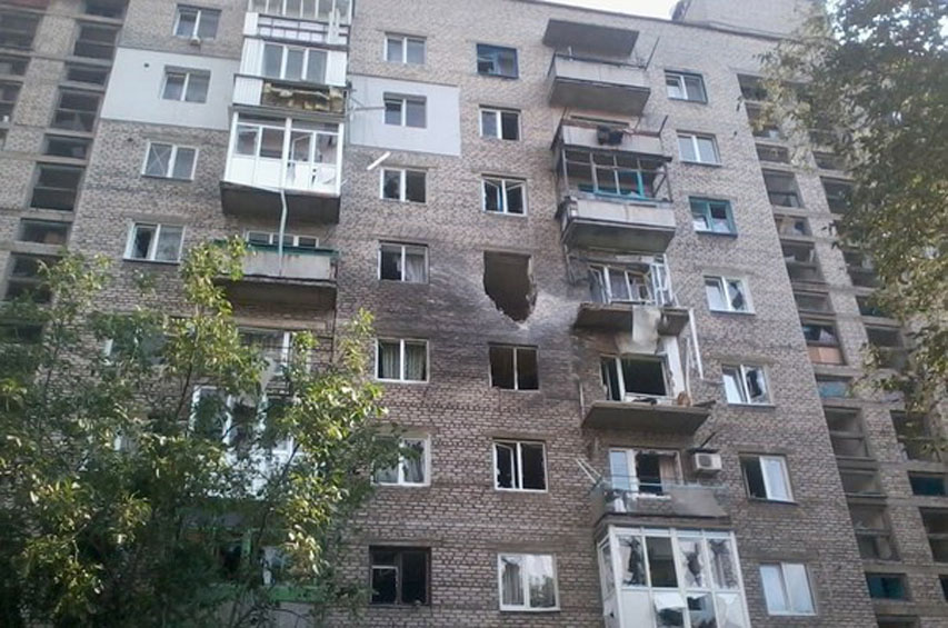 В Ясиноватой жилые дома попали под обстрел
