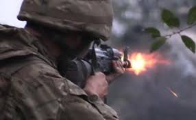 В Марьинке идет бой: в дома попадают артиллерийские снаряды, много разрушений