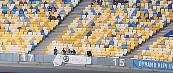 Ультрас "Динамо" прямо во время матча на "Олимпийском" показали, как "любят" "112 канал" и NewsOne - видео
