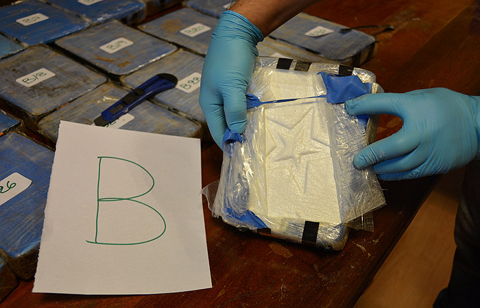 "Там был кофе и подарки", - подозреваемый в контрабанде кокаина для МИД РФ заявил, что его подставили спецслужбы США. Подробности