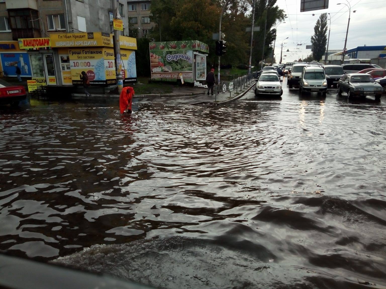 Непогода с бурей и ливнями обрушилась на Киев: стихия валила деревья, есть повреждения, кадры