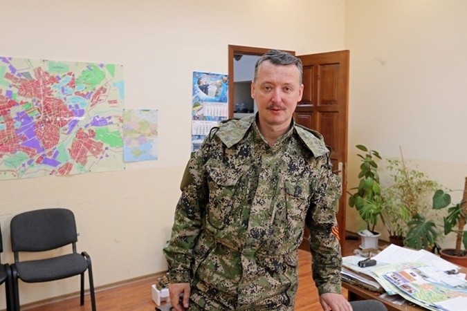 Игорь Стрелков предполагает, что силовики хотят покинуть аэропорт в Донецке