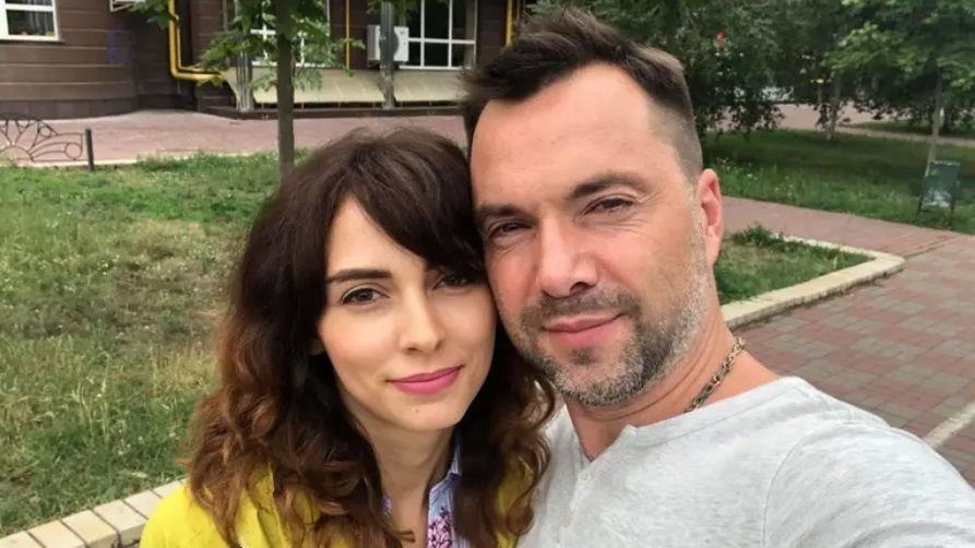Жена Арестовича подала на развод: его партнер заинтриговал причиной