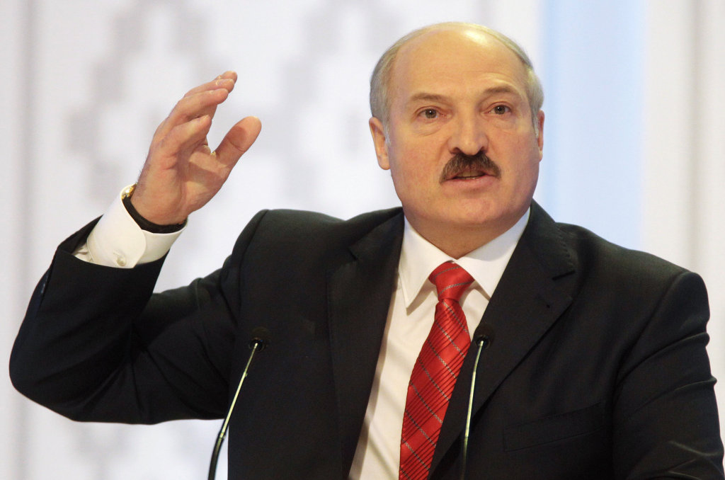 Лукашенко отправил в отставку министра обороны Беларуси