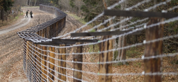 Россия оказалась за колючей проволокой: Латвия возвела 14 километров ограждения на границе