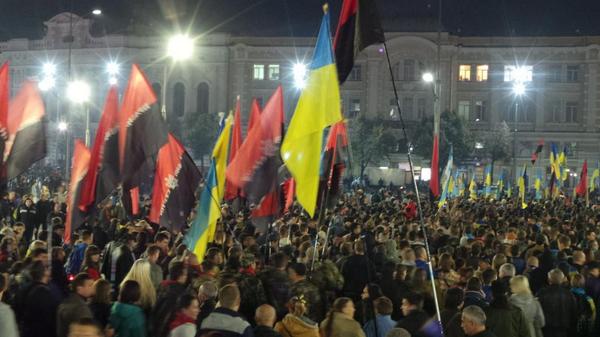 В Харькове проходит факельное шествие в честь УПА. Прямая видео-трансляция