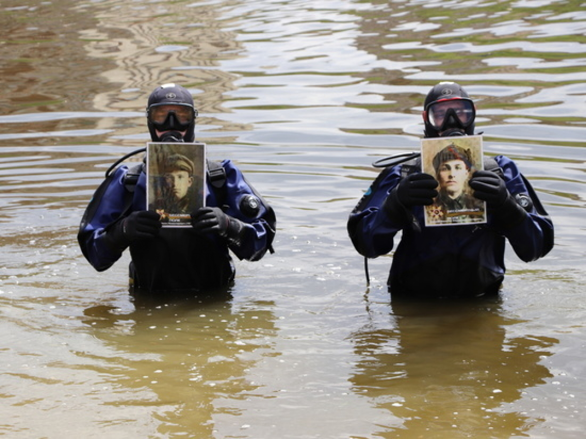 Сеть возмутила акция "Бессмертного полка" в воде: водолазы прошли с портретами ветеранов по дну Оки