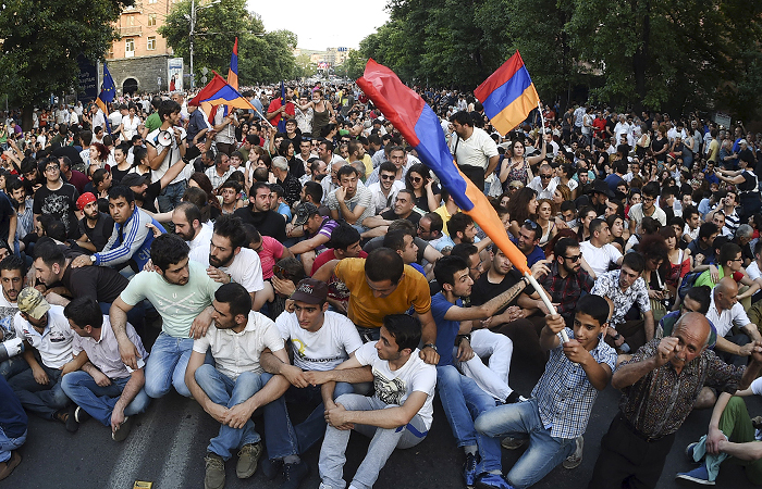 ​Ереван всколыхнул массовый митинг: “белые халаты” перекрыли центр столицы Армении - подробности и кадры
