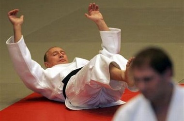 Старость – не радость: немощный Путин на тренировках по дзюдо выбирает в спарринг-партнеры только женщин  