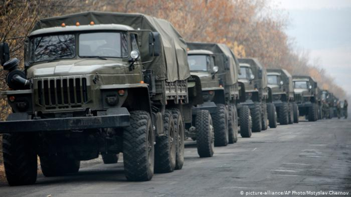 На Донбассе засекли колонну российской военной техники: россияне пересекли границу ночью и мимо КПП