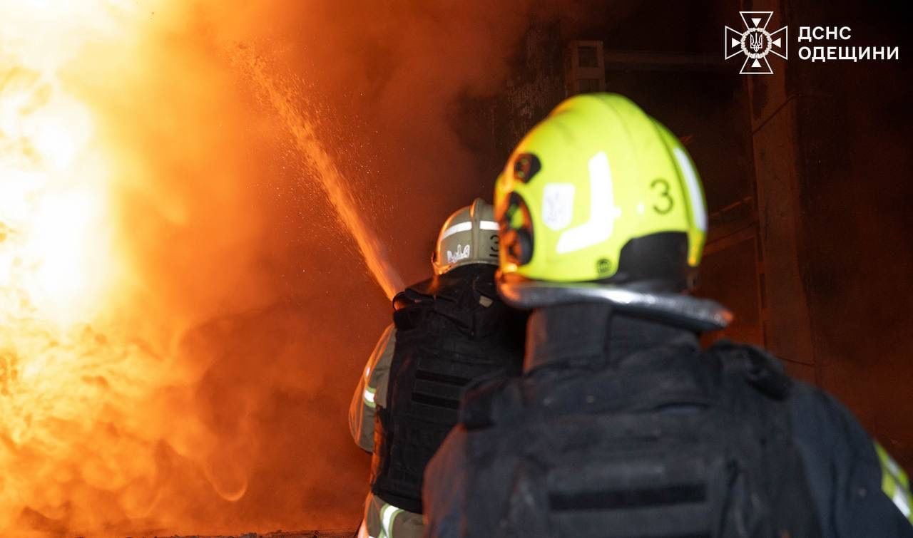 Российские дроны ночью интенсивно атаковали Одессу – в Сети показали видео последствий