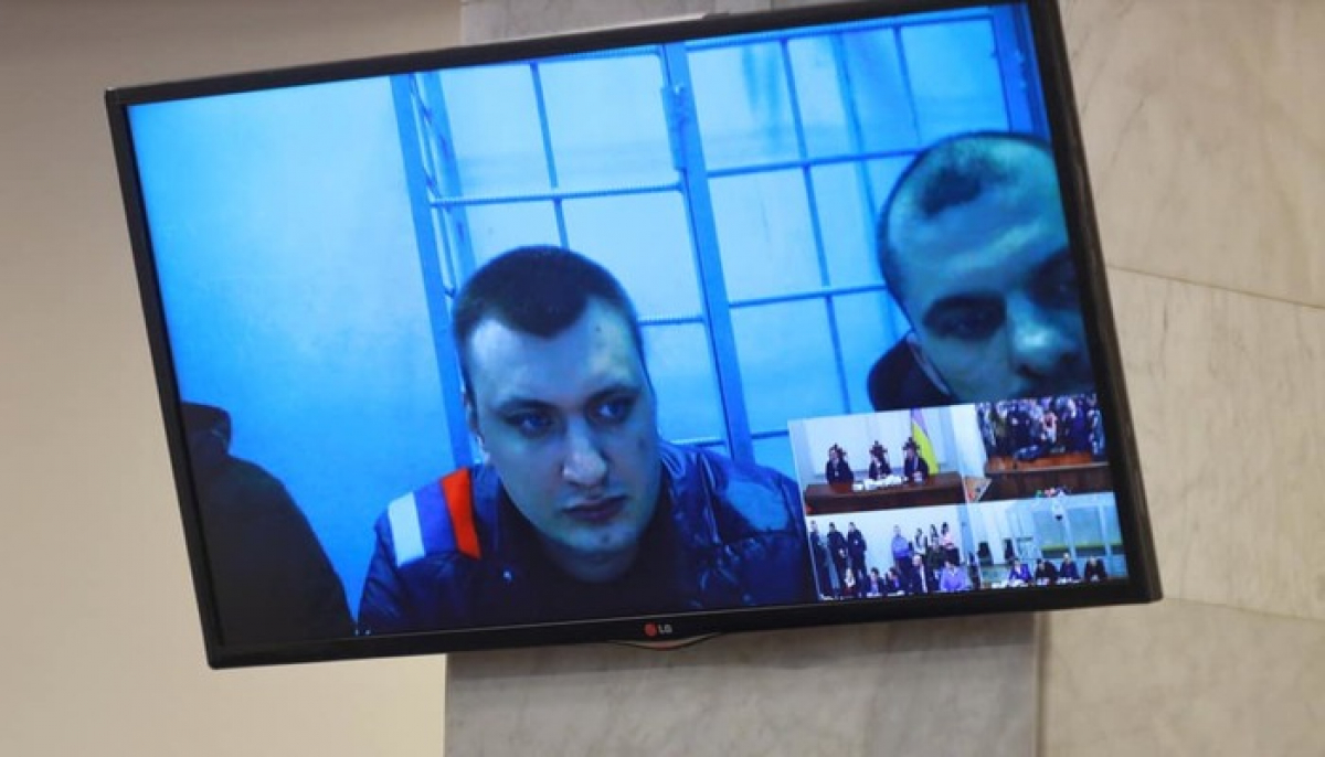 Суд над экс-"беркутовцами" в Киеве: подозреваемые пришли в куртках с российской символикой