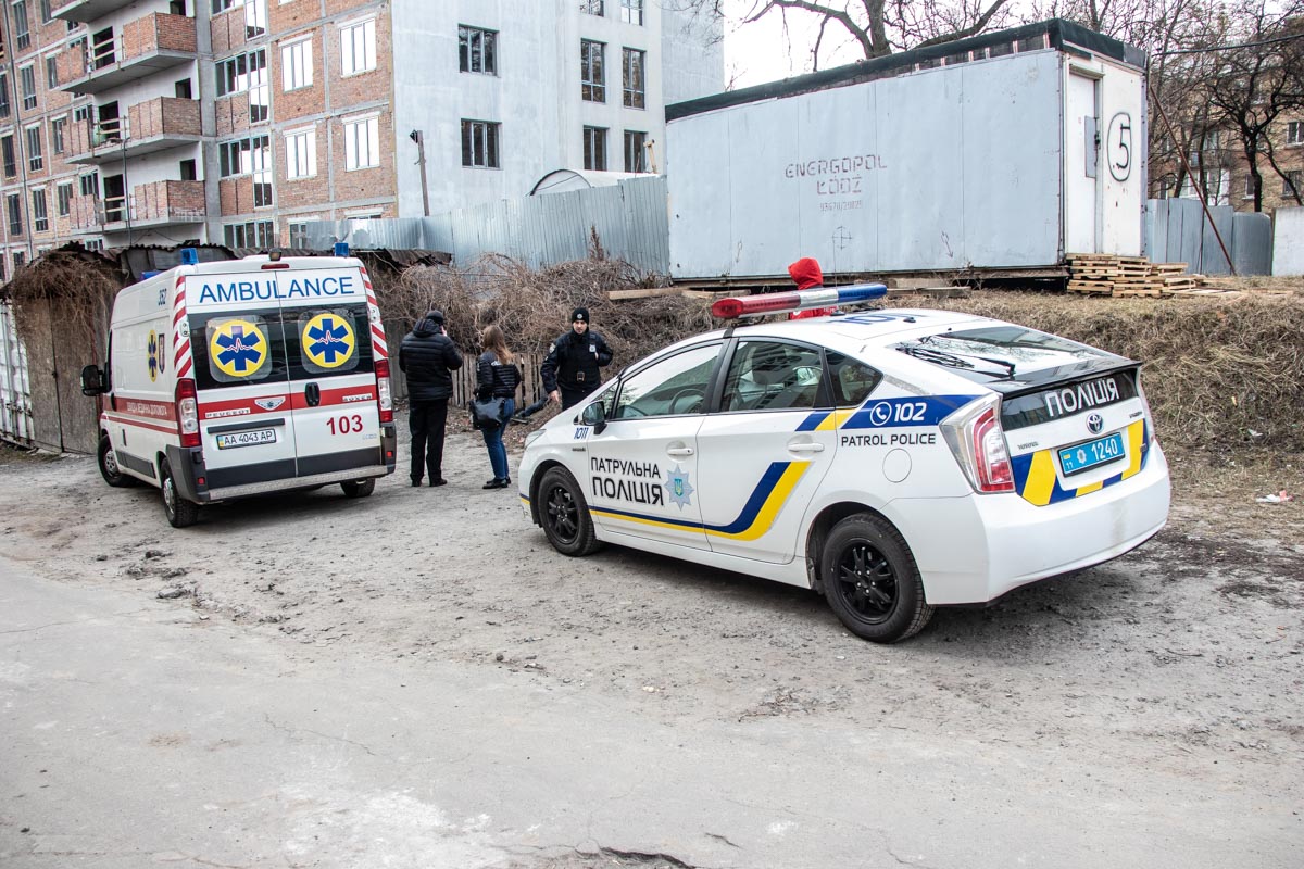 В Киеве возле медуниверситета найден труп человека в черном пакете - видео