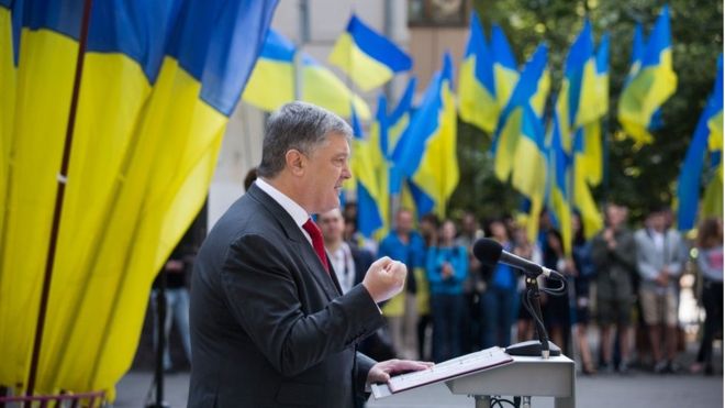 "Нам, как воздух, нужно единство", - в День Конституции Порошенко озвучил приоритетные цели Украины 