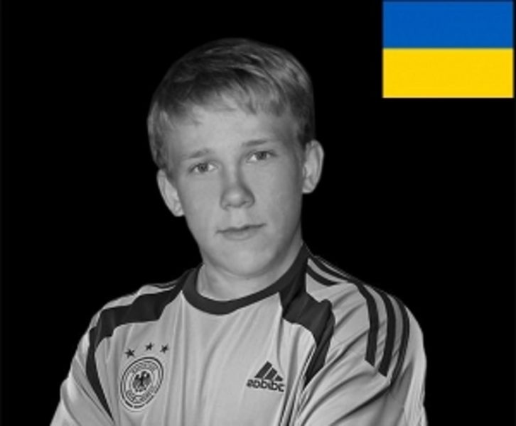 "Пинали, выбили зубы и выстрелили в затылок. Всего выстрелов пять...", - соцсети проклинают Россию за чудовищное убийство украинского школьника из Краматорска за украинскую ленту