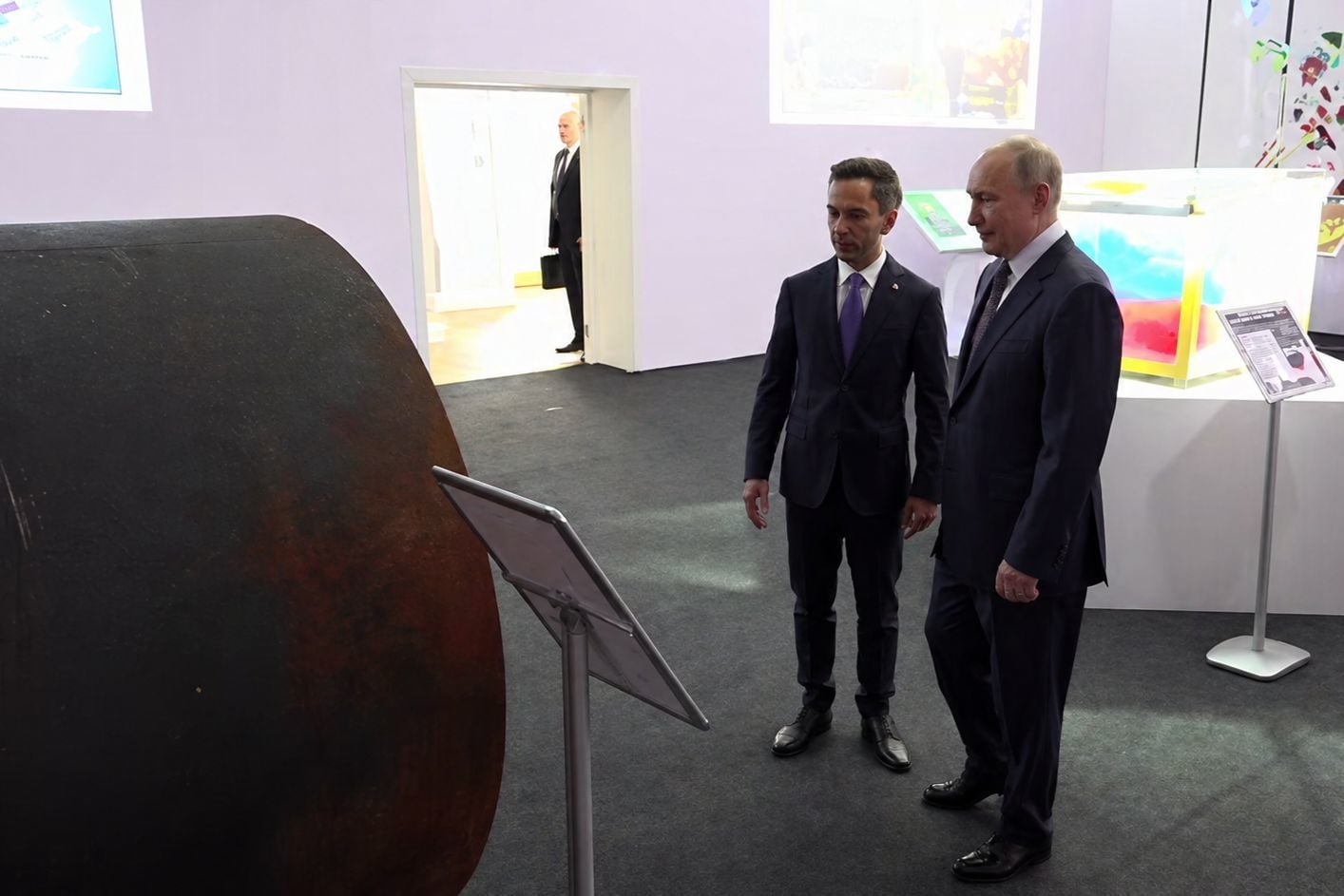 ​Путин осмотрел трубу, ставшую ловушкой для солдат РФ в Судже: росСМИ показали реакцию главы Кремля