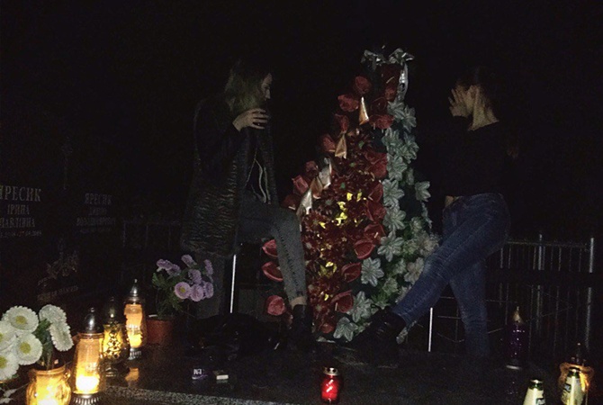 Львовские школьницы устроили попойку с непристойными танцами прямо на могиле: в Сети показали, что вытворяли "героини" на кладбище, – кадры