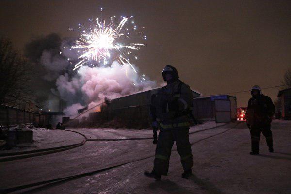 Валит черный дым, взрываются фейерверки: в Санкт-Петербурге вспыхнул склад с пиротехникой