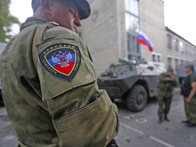 ​У страха глаза велики: боевики "ДНР" не расстаются с оружием даже в общественном транспорте