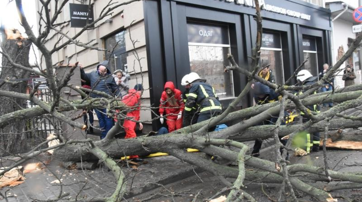 Непогода в Украине: кадры разрушений и детали о пострадавших
