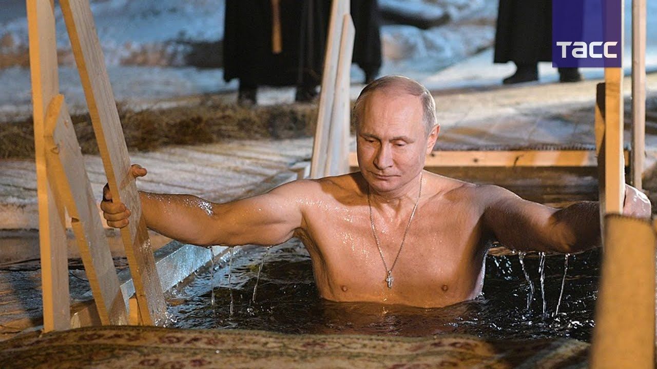 Путин окунулся в прорубь на Крещение – соцсети обратили внимание на его внешний вид