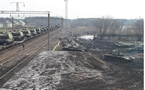 "Небратья движуют", - блогер показал кадры военной техники, которую Россия пригнала под границу с Украиной для террористов "ЛДНР"