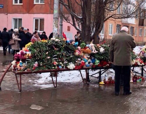 Выжившие на пожаре в Кемерово: "В третьем кинозале люди умерли все: к ним никто не зашел. Погибли целые семьи". Кадры