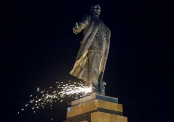 В Запорожской области снесли памятник Ленину