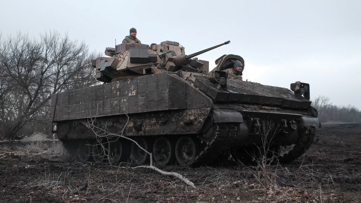 ​Bradley с легкостью разбирает вражескую бронетехнику "на запчасти": эксперты оценили плюсы БМП США