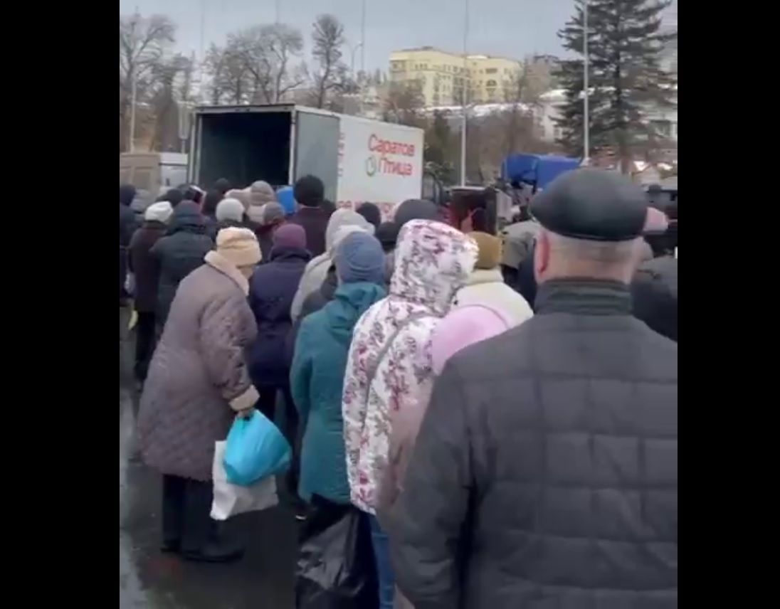 Вставание с колен: в Сети показали, за чем россияне часами стоят в Саратове на морозе