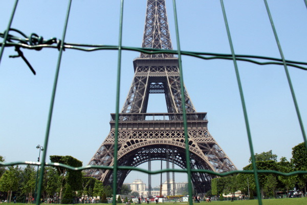 В Париже объявлена тревога: Эйфелева башня закрыта, территория оцеплена
