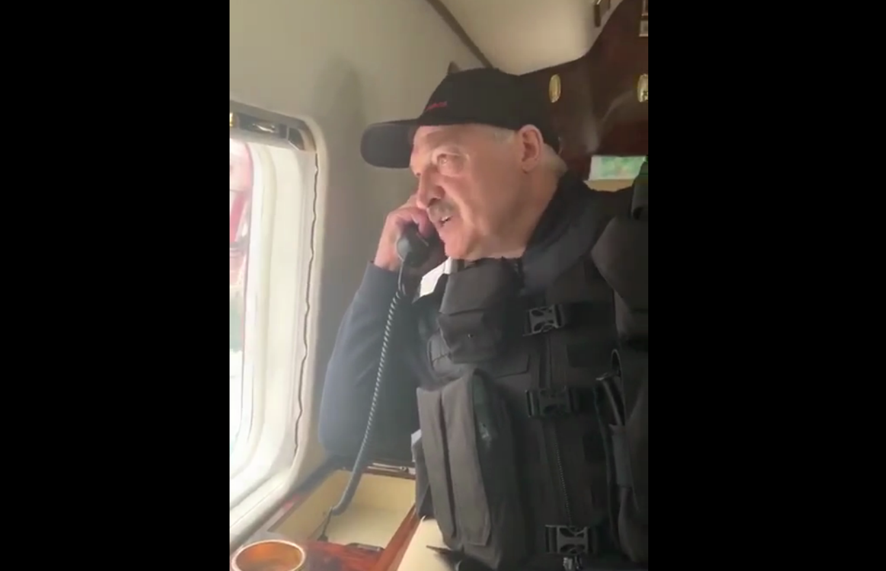 Появилось видео из вертолета Лукашенко: президент с автоматом выискивает протестующих