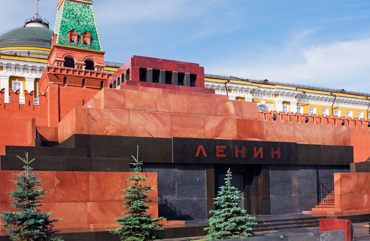 В Москве мужчина пришел к Ленину с просьбой: "Просыпайся, у нас новый царь"