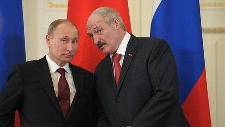 Путин рассказал Лукашенко о трудностях доставки гуманитарной помощи в Донбасс