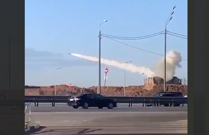 "Дырявая" ПВО: появилось видео, как российские вояки пыталась сбить "Панцирем" дроны, атакующие Москву