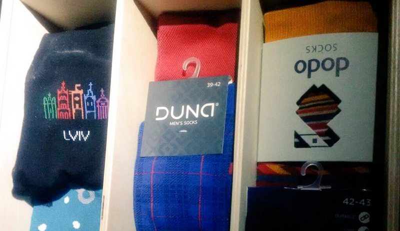 ​“Теперь в его коллекции есть #MadeInUkraine”, - премьер-министр Украины Гройсман презентовал канадскому коллеге Трюдо оригинальный подарок украинского производства