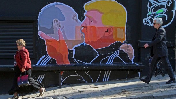 Фреска со страстным поцелуем Путина и Трампа появилась на стене дома в Литве