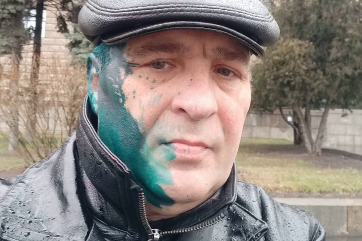 ​"Ты людей сдавал в 14-м году, па**а!" - в Харькове плеснули зеленкой в лицо пропагандисту Бородавке