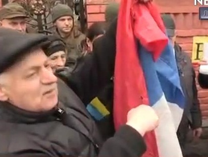 "Це шмата": Парасюк сорвал российский флаг у посольства РФ во Львове, обозвав российских дипломатов скотами