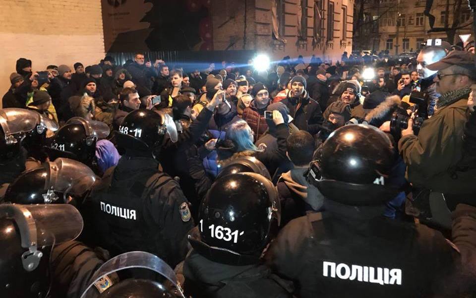 ​Соратники Саакашвили отправились к изолятору, где держат политика: появились первые кадры с акции протеста