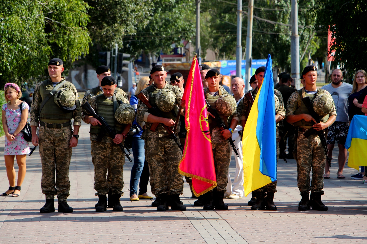 В Мариуполе местные жители отпраздновали 26-ю годовщину Независимости Украины вместе с солдатами АТО - опубликованы фото из прифронтового города Донбасса