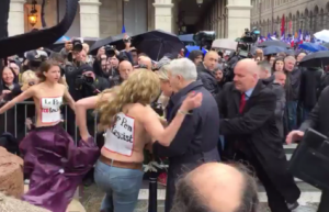 Активистки Femen напали на Марин Ле Пен около памятника Жанне д'Арк