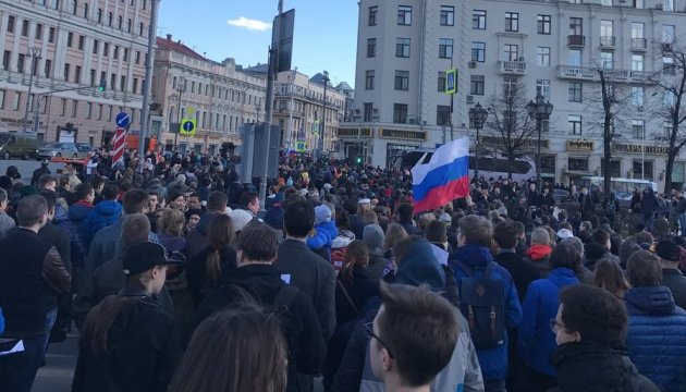 Россия будет свободна или с Днем рождения, Путин: в Москве тысячи людей вышли на акции протеста против действующей власти - прямая трансляция