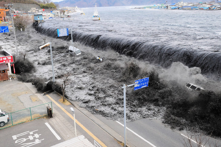 Мощное землетрясение в Японии держит в страхе все население: появились первые кадры страшного и разрушительного цунами