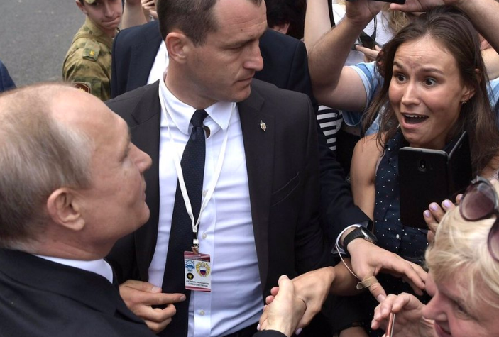 Соцсети разозлило фото Путина с россиянкой: пользователи спорят по поводу важной детали