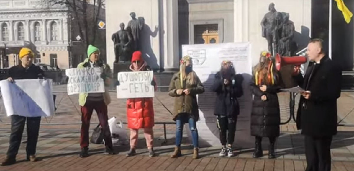 Активисты в Киеве привлекли внимание к тарифам ЖКХ, предварительно обнажившись