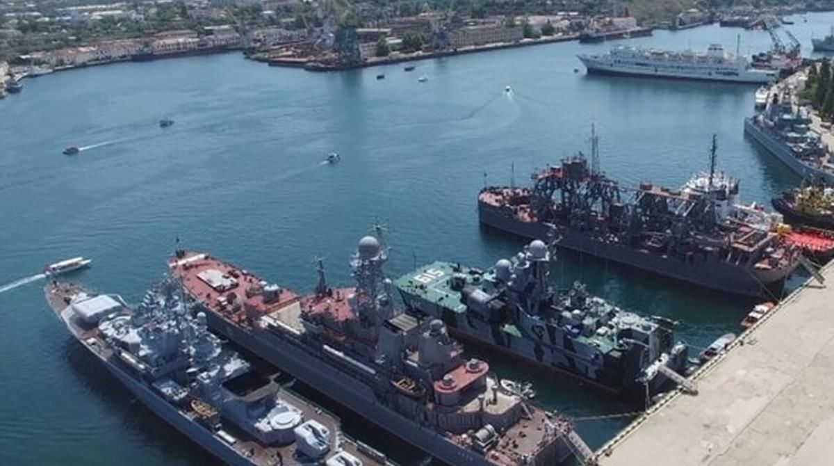 ​Военный флот РФ в Севастополе атаковали надводные и воздушные дроны: британцы озвучили детали