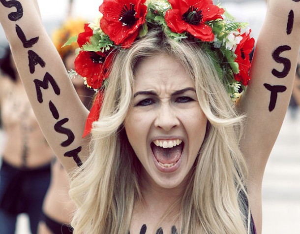 Перед встречей Порошенко и Путина Femen устроили акцию в центре Милана