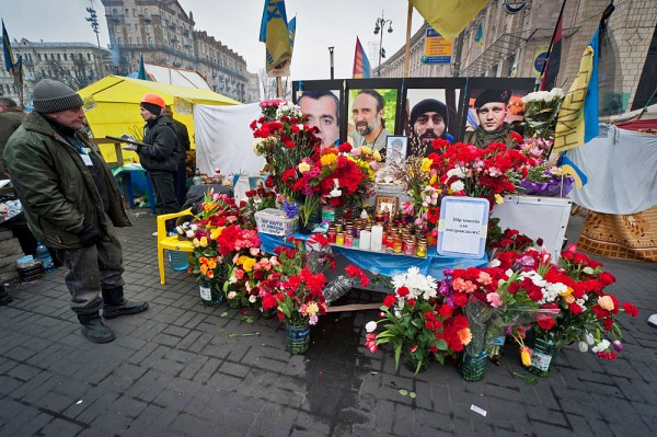 Порошенко присвоит всем героям "Небесной Сотни" звания Героев Украины