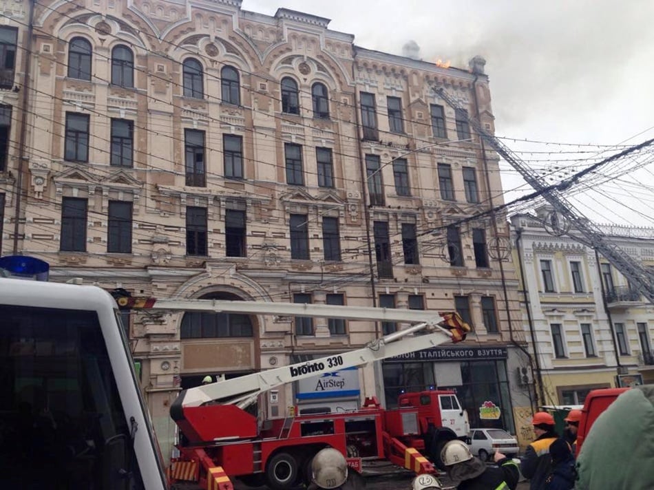 В историческом центре Киева спасатели около 4 часов тушили пожар